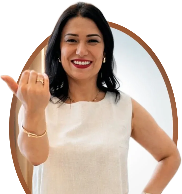 Neide Carvalho sorrindo e chamando com a mão